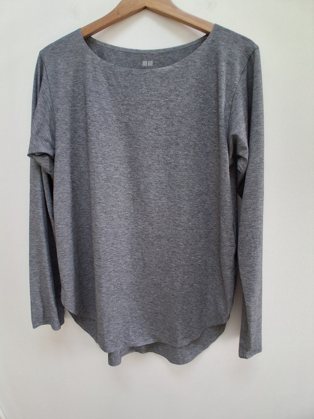 Uniqlo Women's Gray Long-Sleeve Scoop Neck Tee Size Medium Minimalist Classic